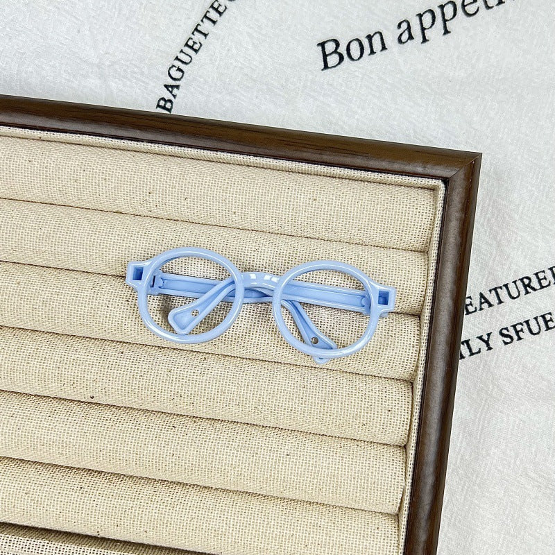 Medium glasses accessories